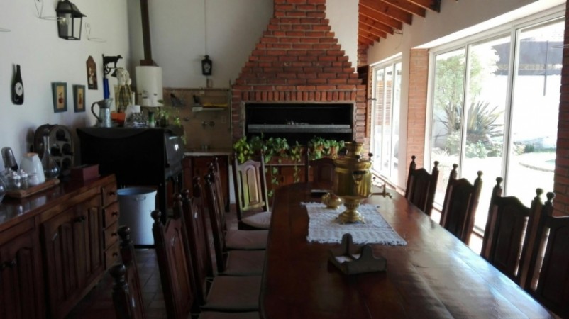 iMPECABLE CHALET  5 AMBIENTES EN DOS PLANTAS  Lote de 10 x 48