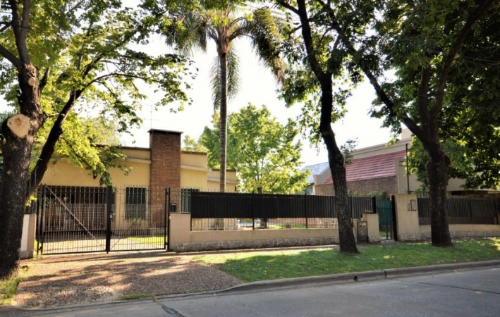 Amplia Casa sobre Machado con Parque y Pileta - Castelar Norte!
