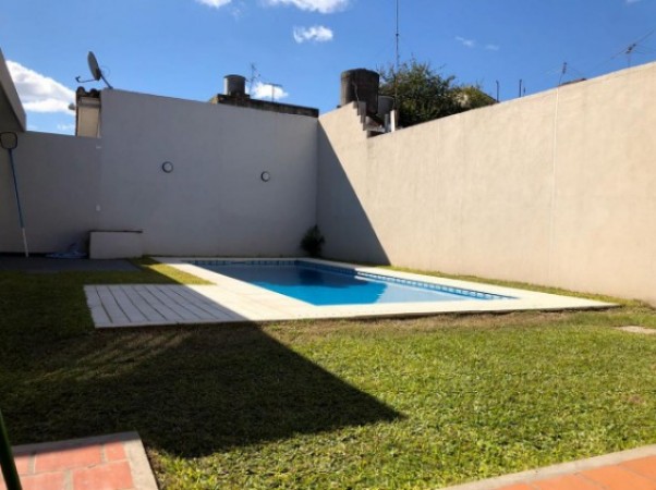 Chalet en venta en Castelar Norte - Larralde 1700 - 4 ambientes - PERMUTA!