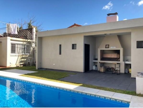 Chalet en venta en Castelar Norte - Larralde 1700 - 4 ambientes - PERMUTA!