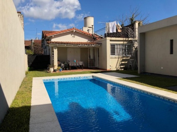 Chalet en venta en Castelar Norte - Larralde 1700 - 4 ambientes - PERMUTA!