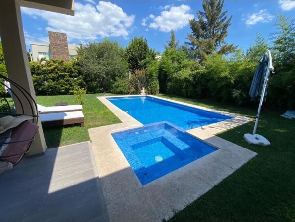Casa en Venta en Country Altos del Sol - 6 ambientes!