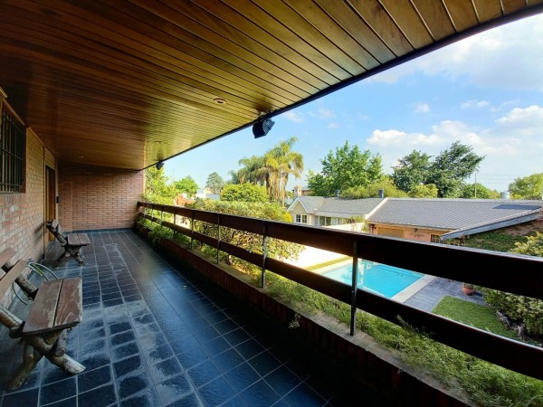 NUEVO VALOR! Casa en Venta en Castelar Norte - 5 ambientes con Parque y Pileta!