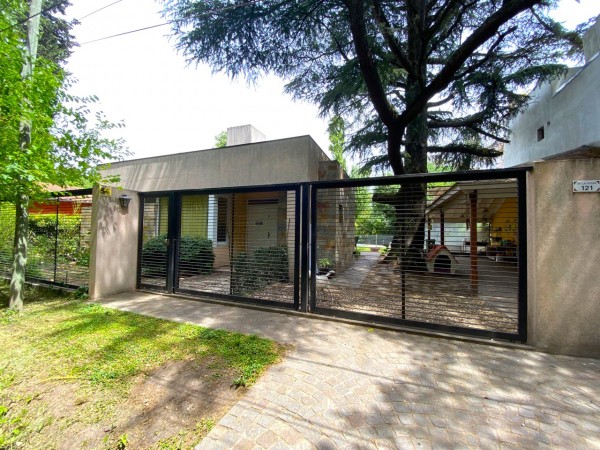 NUEVO VALOR!! Casa en Venta en Parque Leloir /Udaondo - Impecable 4 ambientes! Permuta!