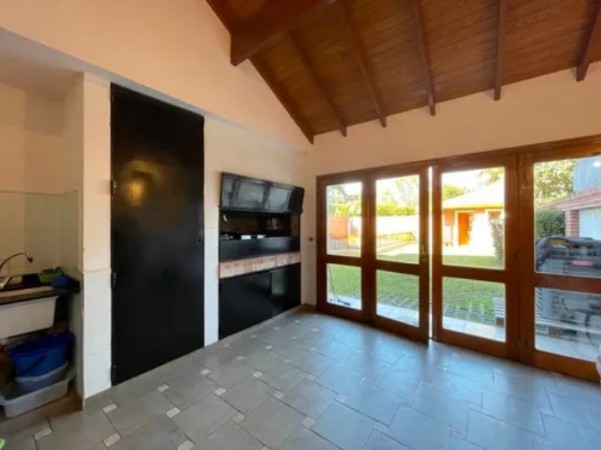 Casa en Venta en Castelar Norte - 5 ambientes!  Zona Residencial!