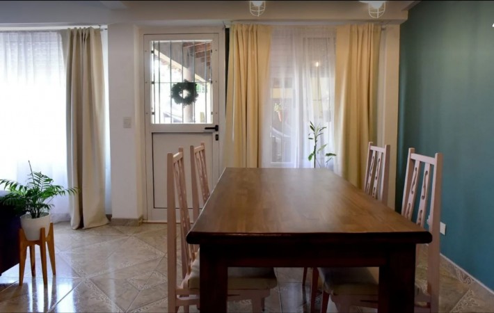 Carlos Casares 2595 _ Impecable Casa 4 ambientes en 2 plantas !!! Acepta Permutas