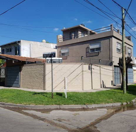 Carlos Casares 2595 _ Impecable Casa 4 ambientes en 2 plantas !!! Acepta Permutas