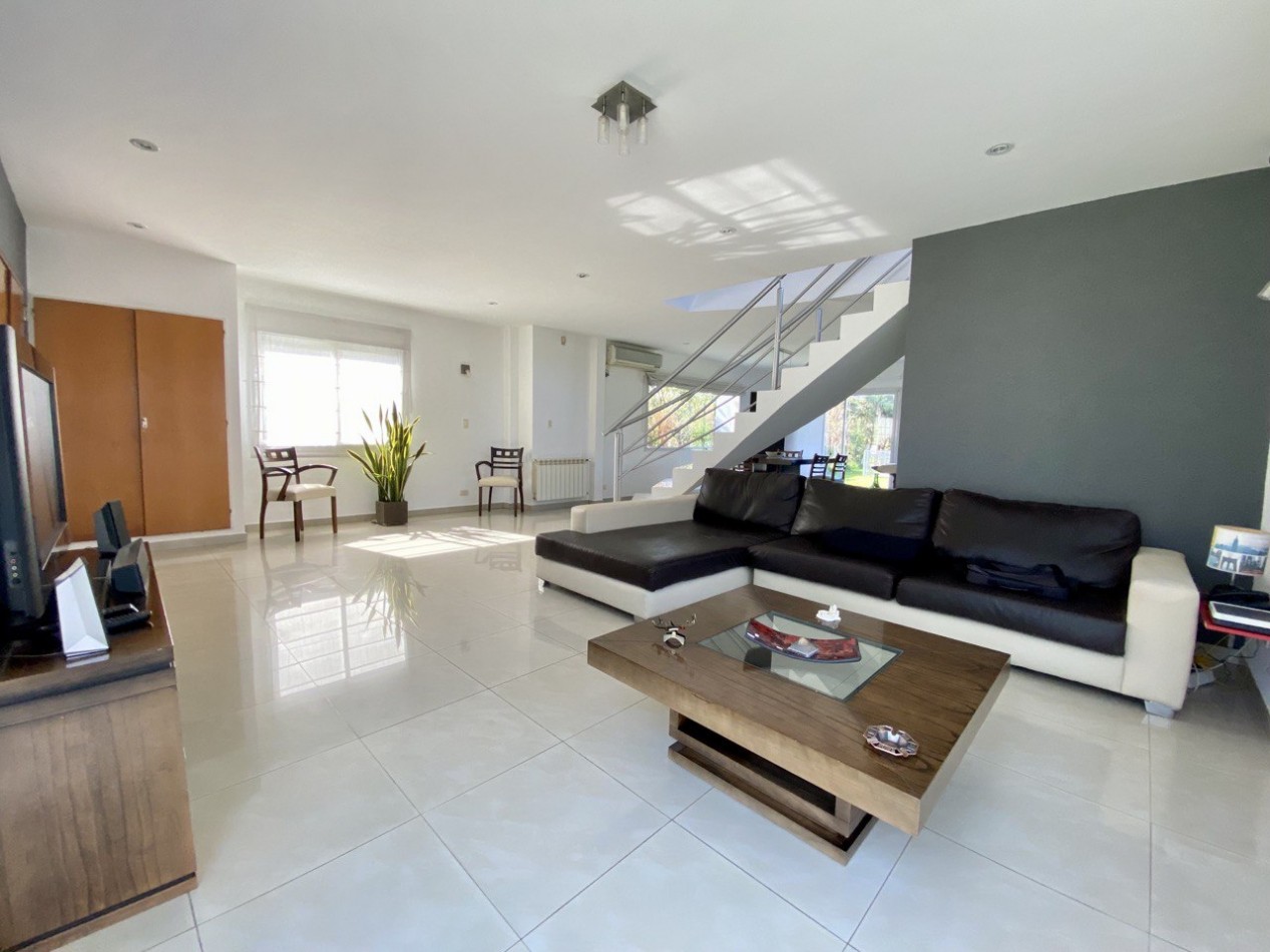 NUEVO VALOR! PERMUTA - Casa en venta en Country Altos del Sol - 4 ambientes!