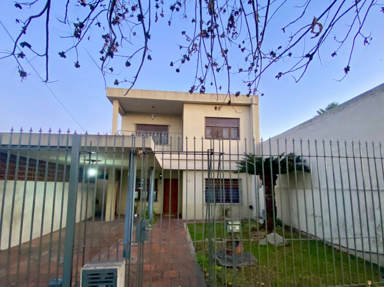 Hermosa casa en Ituzaingo de 5 ambientes!- excelente lote!