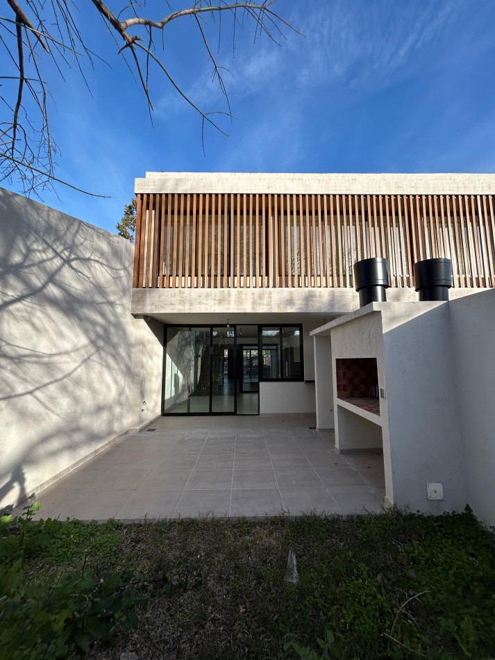 Casa 4 ambientes a ESTRENAR !!