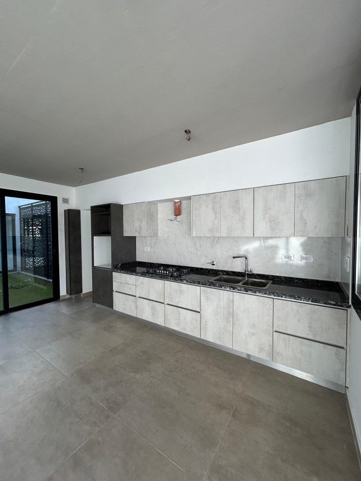 Casa 4 ambientes a ESTRENAR !!