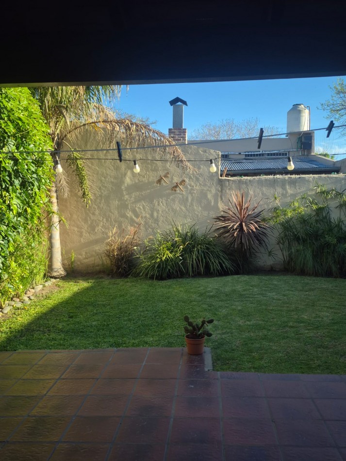 Castelar Norte  Impecable Chalet 4 ambientes   Acepta Permutas !