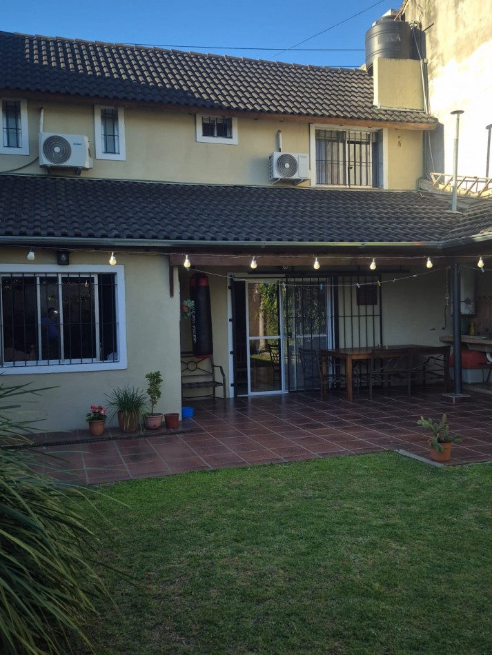 Castelar Norte  Impecable Chalet 4 ambientes   Acepta Permutas !
