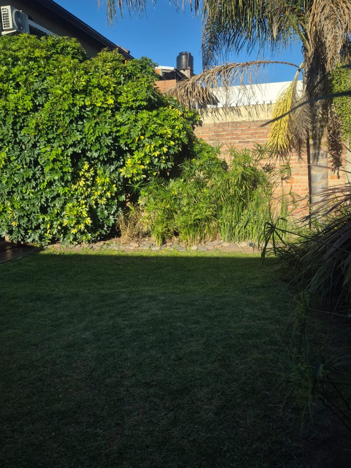 Castelar Norte  Impecable Chalet 4 ambientes   Acepta Permutas !