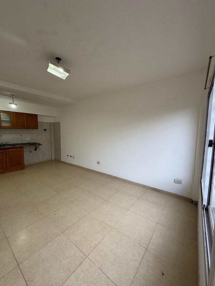 Amplio monoambiente en planta baja 