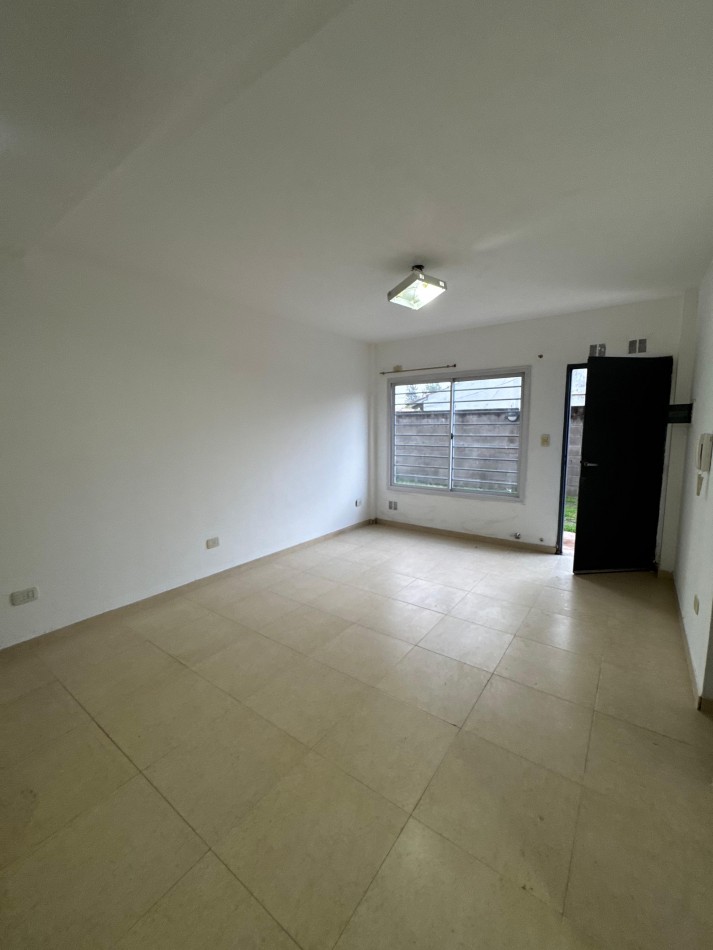 Amplio monoambiente en planta baja 