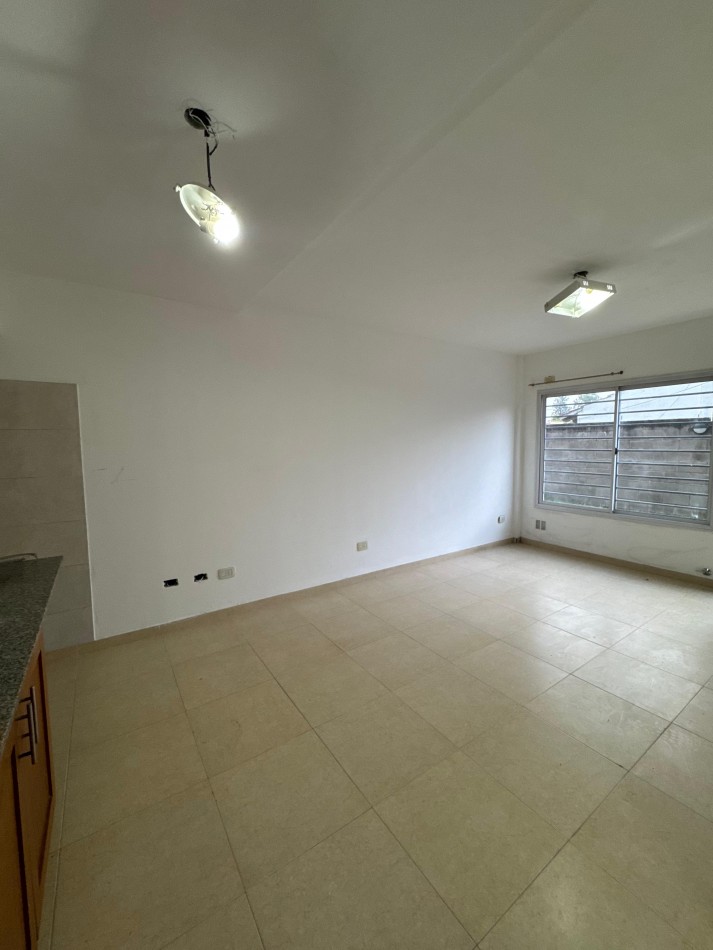 Amplio monoambiente en planta baja 