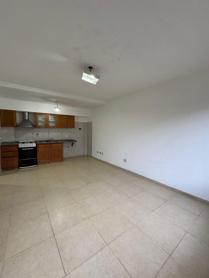 Amplio monoambiente en planta baja 