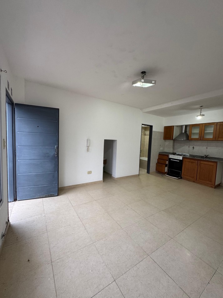 Amplio monoambiente en planta baja 