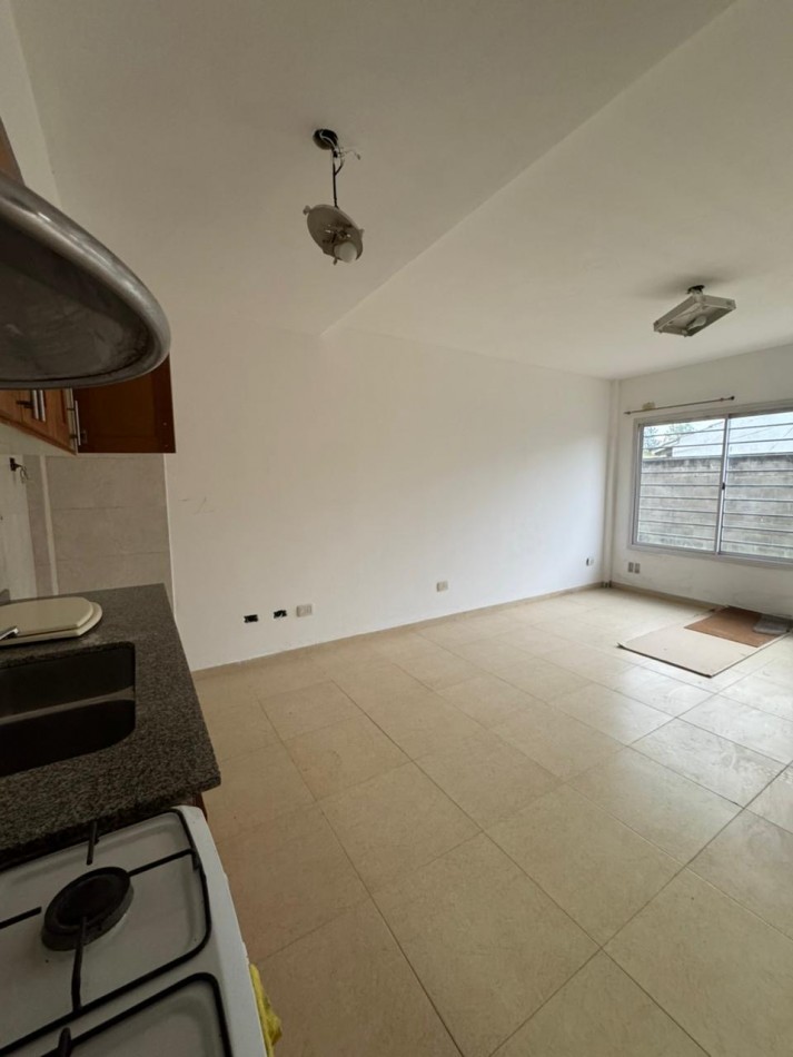 Amplio monoambiente en planta baja 