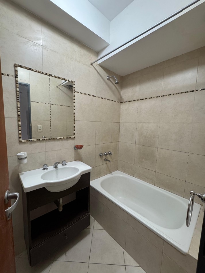 Amplio monoambiente en planta baja 