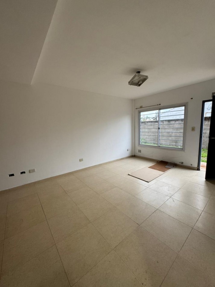 Amplio monoambiente en planta baja 