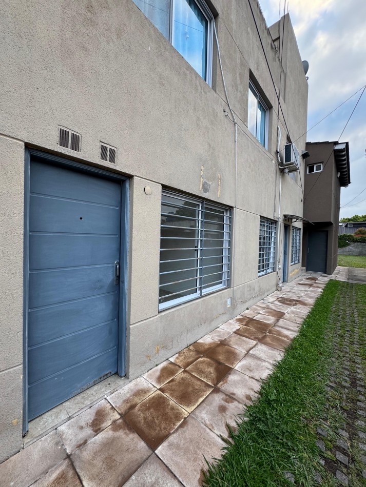 Amplio monoambiente en planta baja 