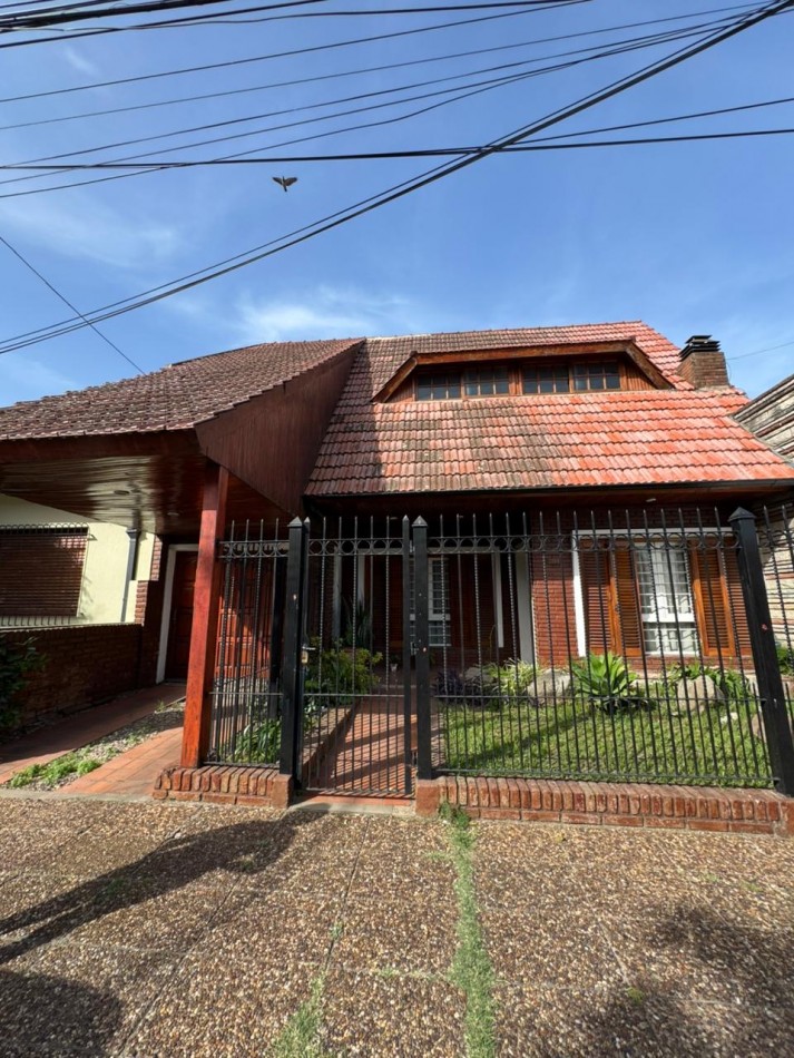 Chalet 4 ambientes - Acepta Permutas 