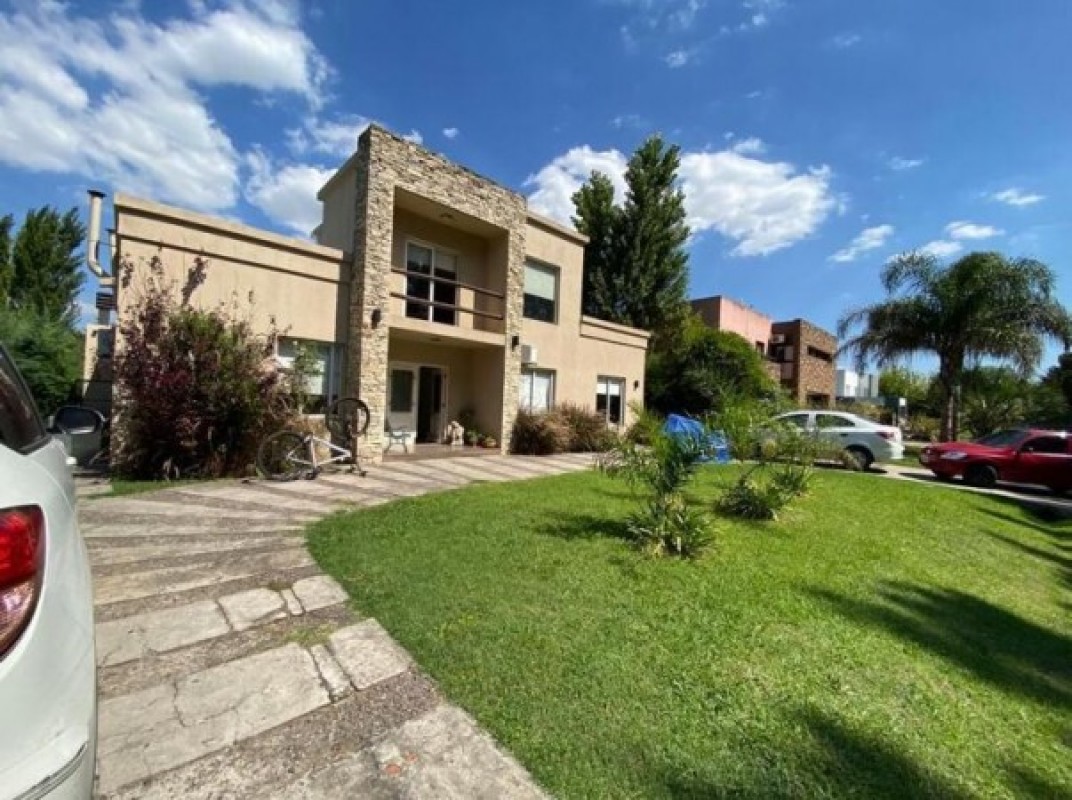Casa en Venta en Country Altos del Sol - 6 ambientes!