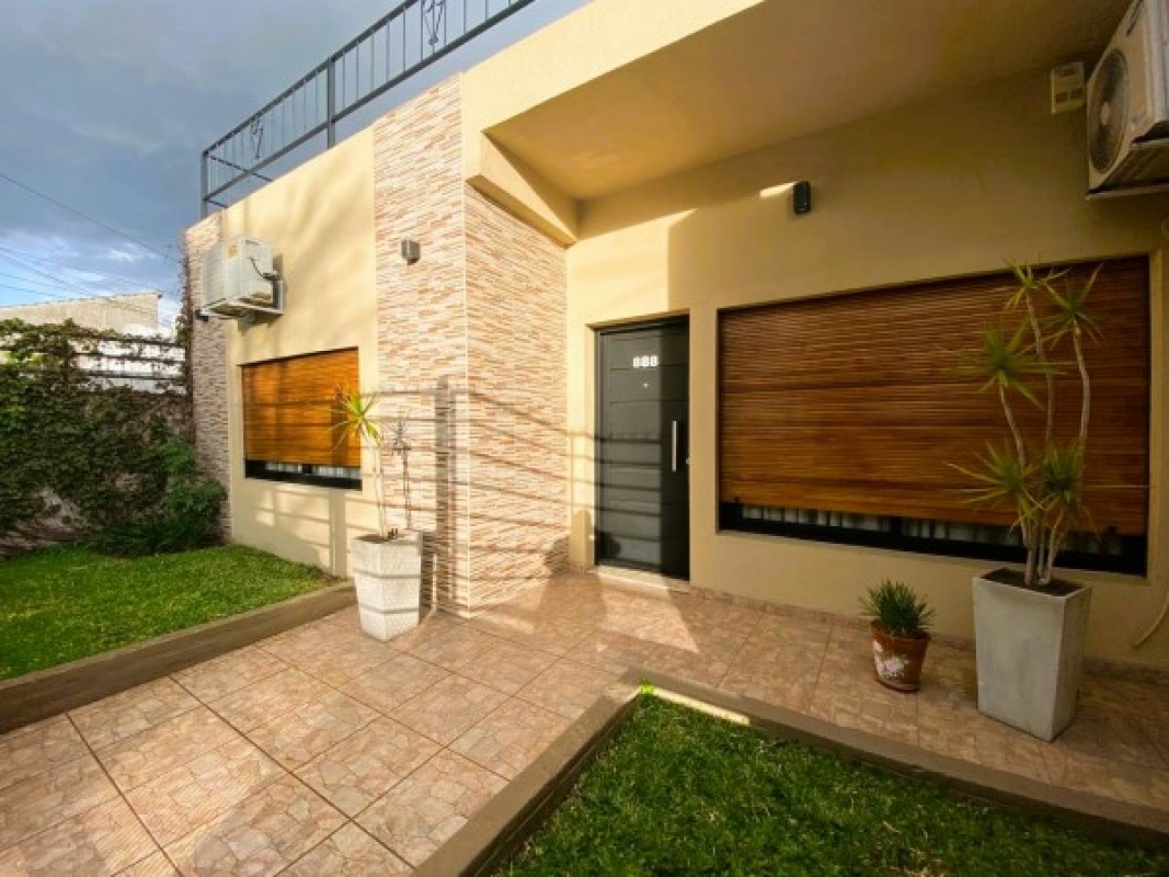 Casa en venta en Ituzaingo de 3 ambientes con parque - impecable!