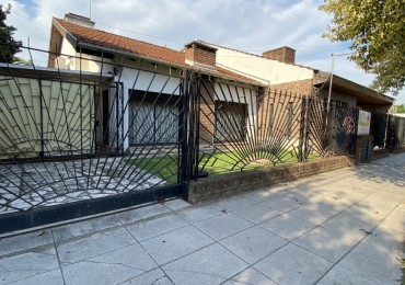 Casa construida sobre dos lotes - 5 ambientes!