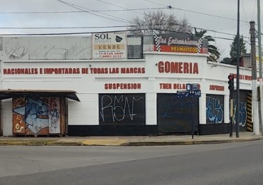 Amplio Local sobre Avenida Rivadavia 