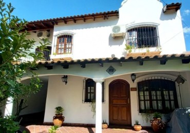 Hermosa casa en Castelar con gran Parque Libre! Excelente Zona!